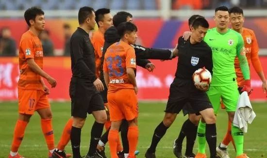  雷恩主场暴雨中战平对手 VAR判罚引发争议  