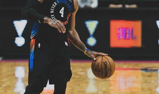  巴特勒关键球热火险胜尼克斯  