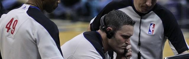  法兰克福主教练赛后批评裁判判罚引发争议  