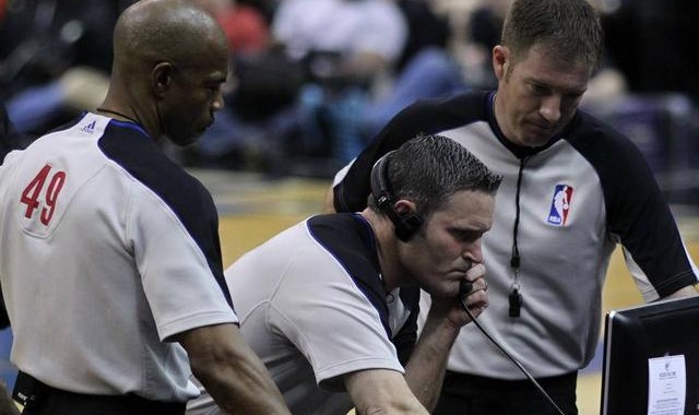  法兰克福主教练赛后批评裁判判罚引发争议  