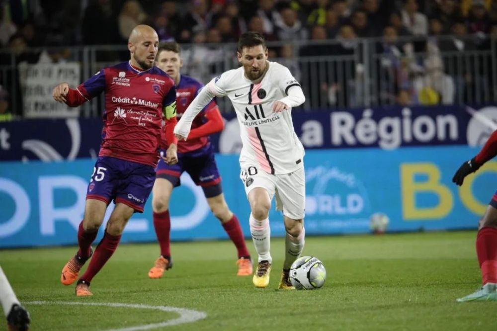  姆巴佩帽子戏法助巴黎大胜，法甲金靴争夺白热化